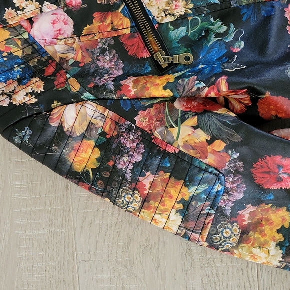 Jacket, floral, leather like sz L women.  Quilted detail back, cuffs & shoulder - Picture 7 of 8